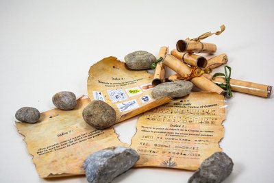 Parchemins-indices divers (r&eacute;bus, mots cod&eacute;s et indices tir&eacute;s de l'album de Robert Louis Stevenson). Format A5.