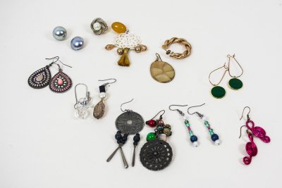 Diverses boucles d'oreilles d&eacute;pareill&eacute;es faisant partie du tr&eacute;sor.