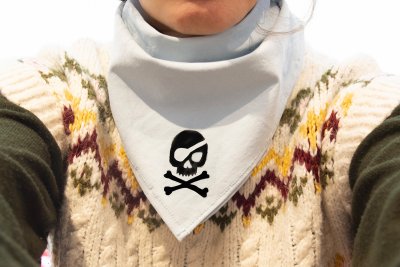 Bandana &agrave; t&ecirc;te de mort &agrave; mettre autour du cou ou sur la t&ecirc;te des enfants. Dimensions (Lxl) : 42x42 cm.