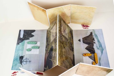 Niveau 1 - Jeu de bataille navale pour les petits, avec 3 navires dispos&eacute;s &agrave; plat sur les 2 grilles adverses, de chaque cot&eacute; du tr&eacute;pied.