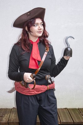 Vue de pr&egrave;s des &eacute;l&eacute;ments constituant le d&eacute;guisement du capitaine (ceinture crois&eacute;e et sabre, pistolet, foulard,crochet, chapeau de pirate)