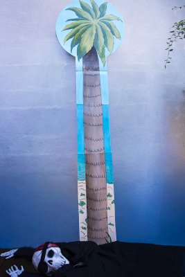 Mise en sc&egrave;ne de l'homme mort grandeur nature sous l'arbre pour une &eacute;tape de la chasse au tr&eacute;sor. Dimensions de l'arbre (70x210 cm).