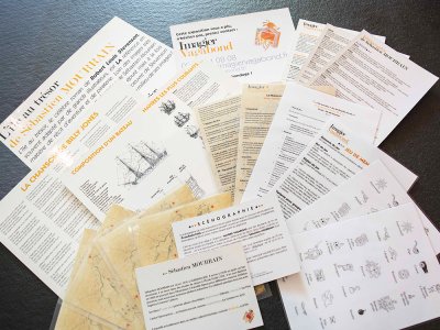 Éléments de signalétique, r&egrave;gles de jeux, cartes au tr&eacute;sor,document des diff&eacute;rents motifs de tampons et panneaux explicatifs.
