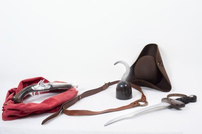 6 &eacute;l&eacute;ments constituant le d&eacute;guisement du capitaine.