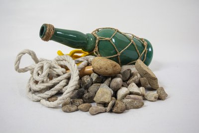 Mise en sc&egrave;ne pour une &eacute;tape de la chasse au tr&eacute;sor avec indice gliss&eacute; entre le tas de cordes et de cailloux.