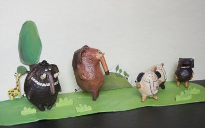 Saynète d'une famille de mammouths en volume, tirée de l'album "Mademoiselle Zazie a-t-elle un zizi?" - Papier maché et peinture acrylique.