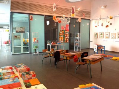 Mise en place de l'exposition sous la forme d'une salle de classe - Médiathèque de Tulle (19)