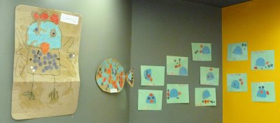 Exposition des réalisations en collage d'enfants accueillis en crèche sur l'album "Merci, le vent !" - Grand poster de poule - Médiathèque de Bezons (95)