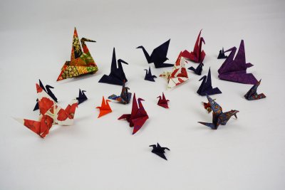 origamis de grues à présenter sous vitrine