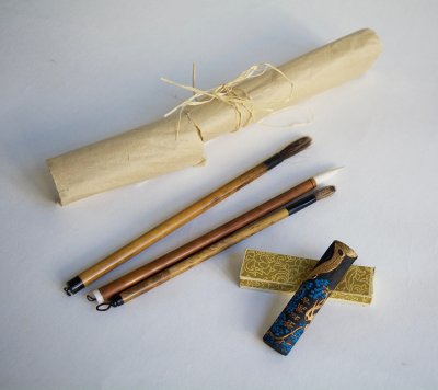 Éléments de scénographie : pinceaux et encre calligraphiques.