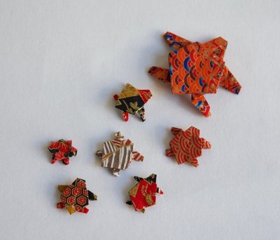 "Banc de tortues rouges" - Pliages Origamis en forme de tortue, parmi la soixantaine réalisée pour l'exposition en papier washi japonais traditionnel par Elisabeth Cuzuel-Romby.