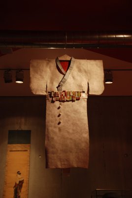Kimono de papier réalisé par Monike Czarnecki