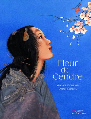 Exemplaire de l'album "Fleur de Cendre" écrit par Annick Combier et illustré par Anne Romby, publié aux éditions Akinomé