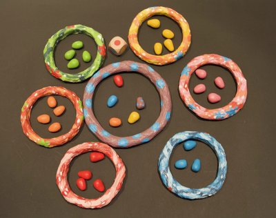 Un grand nid, 6 petits nids, 30 œufs de 6 couleurs différentes, un œuf de coucou et un dé multicolore.