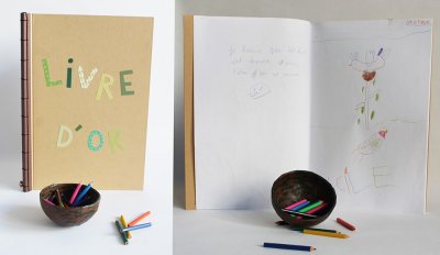 Accompagné de son petit nid à crayons, le livre d'or garde trace de l'intérêt que montrent les enfants à cette exposition.