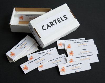 Boite contenant les cartels de présentation de l'exposition.
