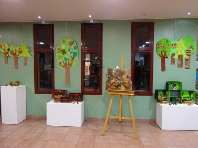 Présentation en exposition de l'ensemble des réalisations faites par les enfants accueillis en atelier - Médiathèque de Carros (06)