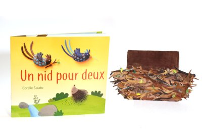 Porte-album fait par Coralie Saudo en papier mâché et papier découpé, qui permet de présenter l'album au cœur de l'exposition.