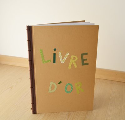 "Livre d'or" - il permet aux enfants visiteurs de faire un dessin d'oiseau lors de leur passage sur l'exposition.