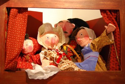 Théatre de marionnettes réalisé par l'artiste lui-même, pour permettre la mise en scène du célèbre conte; Celles-ci sont fournies avec leur petit carnavalet.