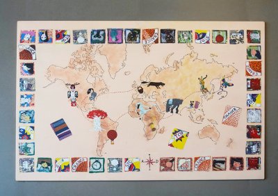 Grand jeu de plateau "Le tour du monde en six histoires" - Plaque de bois peinte - Dimensions : 100x70 cm