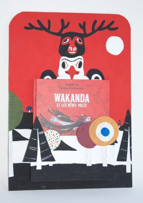 Porte-album destiné à présenter le livre "Wakanda et les rêves volés" au cœur des illustrations originales encadrées.