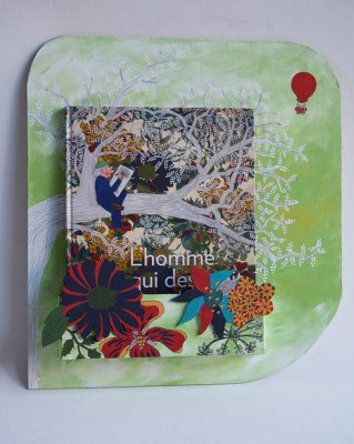 Porte-album destiné à présenter le livre "L'homme qui dessinait les arbres" au cœur des illustrations originales encadrées.
