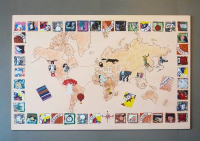 Grand jeu de plateau "Le tour du monde en six histoires" - Plaque de bois peinte - Dimensions : 100x70 cm