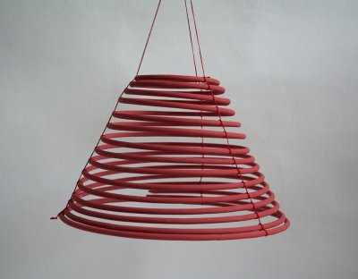 Un exemplaire des trois spirales d'encens à suspendre en l'air.
