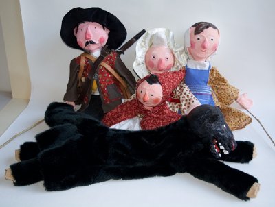 Ensemble de marionnettes de type marottes, permettant de raconter l'histoire du "Petit chaperon rouge"