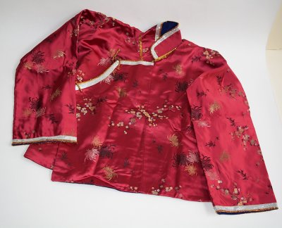 Elément de scénographie à présenter sous vitrine : Veste féminine chinoise traditionnelle.
