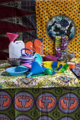 Éléments de scénographie africains - objets usuels, culinaires et vestimentaires.