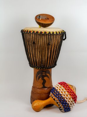 tam-tam, maracasse et sanza à présenter dans l'exposition