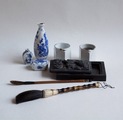 Matériel de peinture à l'encre de chine à disposer sous vitrine.