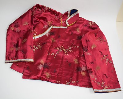 Elément de scénographie à présenter sous vitrine : Veste féminine chinoise traditionnelle.