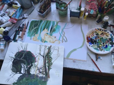 "Renarde et renardeaux" en cours de réalisation sur la table d'atelier de Judith Gueyfier.