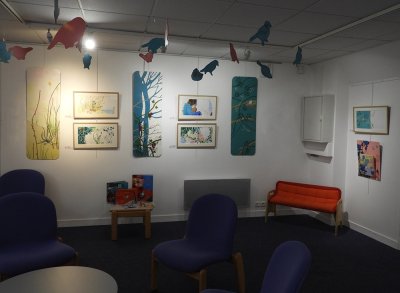 Mise en place des décors et des cadres  - Médiathèque de Loudéac (22)