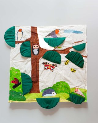 tapis à rabats ouverts avec les personnages des livres de Olivia Cosneau - 140x148 cm