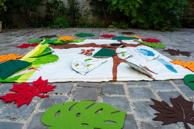 Mise en place de l'espace au sol avec les feuilles d'assise et le tapis à rabats
