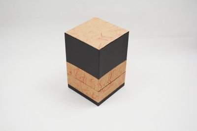 boîte contenant le nid carré