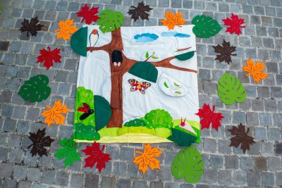 Mise en place de l'espace au sol avec les feuilles d'assise et le tapis à rabats