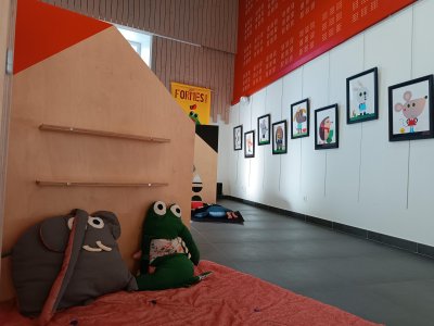 Panneau des étagères du module mis en place dans une médiathèque de l'agglomération du Grand Angoulême (16)