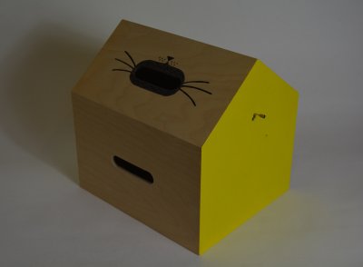 Cabane d'activités de tri entre ce qui a des poils et ce qui n'en a pas.