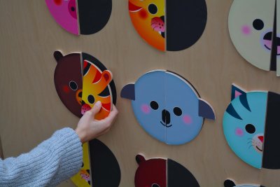 Panneau des animaux du module d'activités en bois.