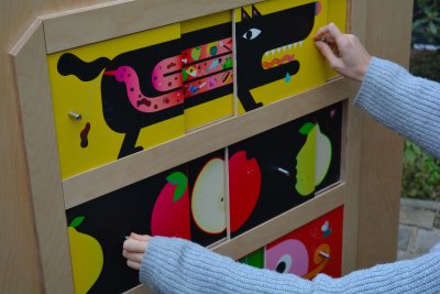 panneaux coulissants du module d'activités en bois.