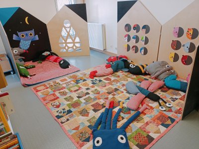 Mise en place sur le même site des 2 modules des expositions "Petites formes" Série 1 et 2, du tapis de sol et des doudous.
