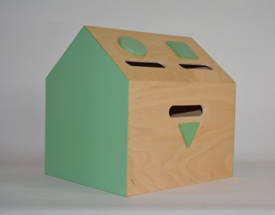 Cabane d'activités pour un jeu de tri selon les formes géométriques des dessins.