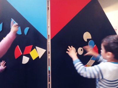 Module d'activités sous forme de paravent en bois à monter : tangram