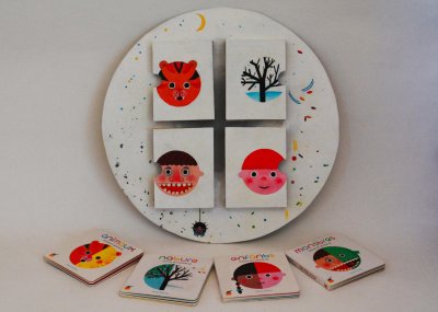Porte-album circulaire vide, destiné à présenter les 4 albums de la collection "comme-ci comme-ça" des Éditions Albin Michel Jeunesse disposer en avant-plan.
