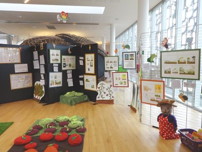 Mise en place de l'exposition à la Médiathèque de la Clairière à Fougères (35)